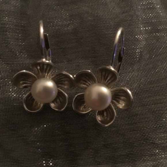 SALE ☄️Solid 14K Gold And Pearl Flower Earrings EC - Picture 8 of 11